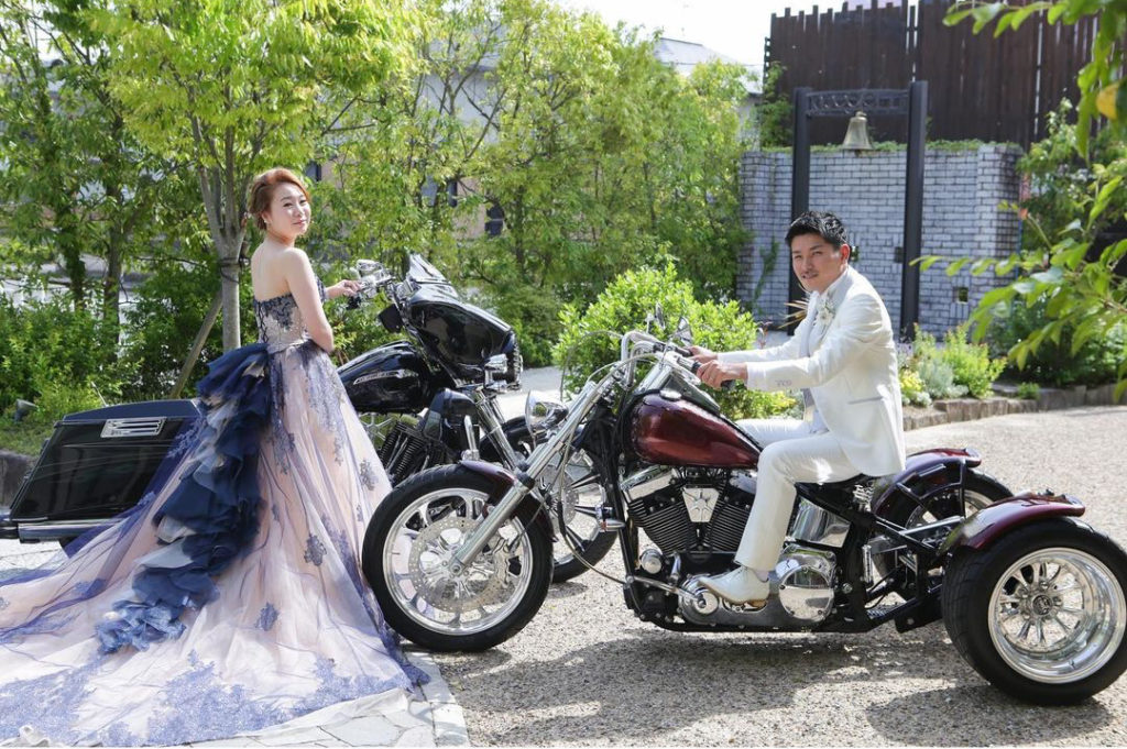 新郎さま新婦さまぞれぞれのアメリカンのバイクと一緒に