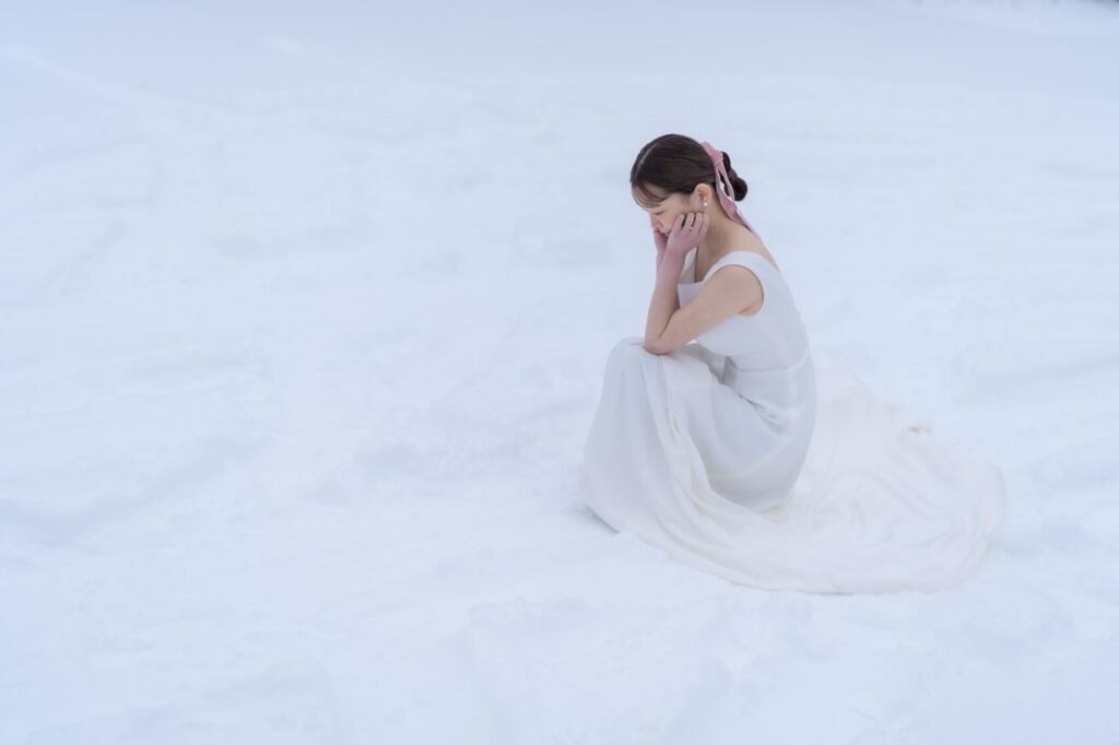 真っ白な一面の雪の中、ドレス姿の幻想的な新婦様。