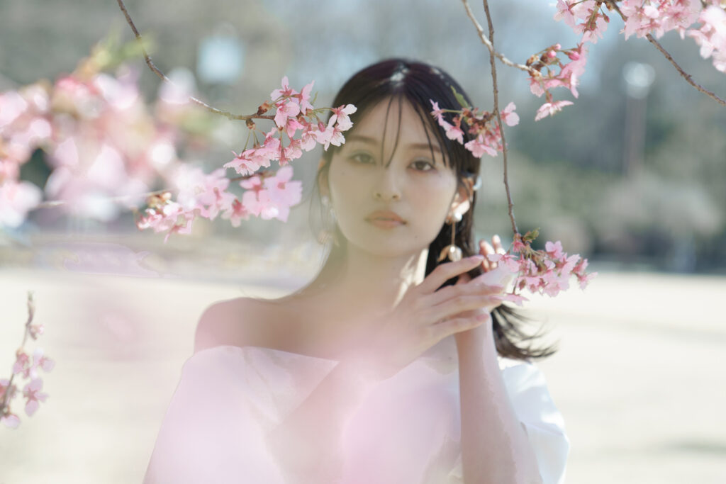 桜の花の向こうに、ドレスの花嫁様を少しぼかして。