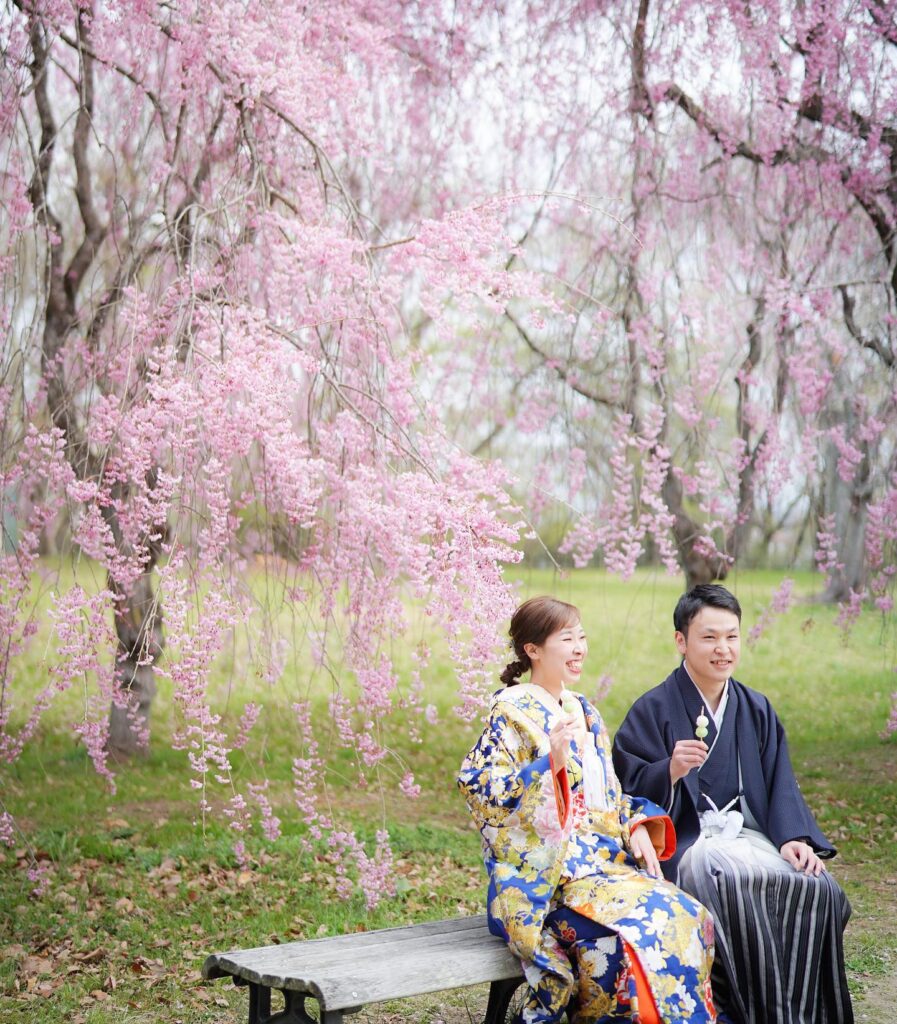 桜ロケーション撮影、お団子を食べながら休憩中の新郎新婦