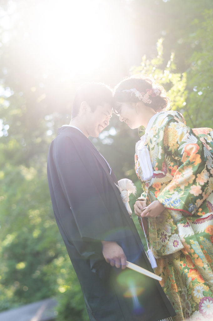 軽井沢の緑の中での和装新郎新婦