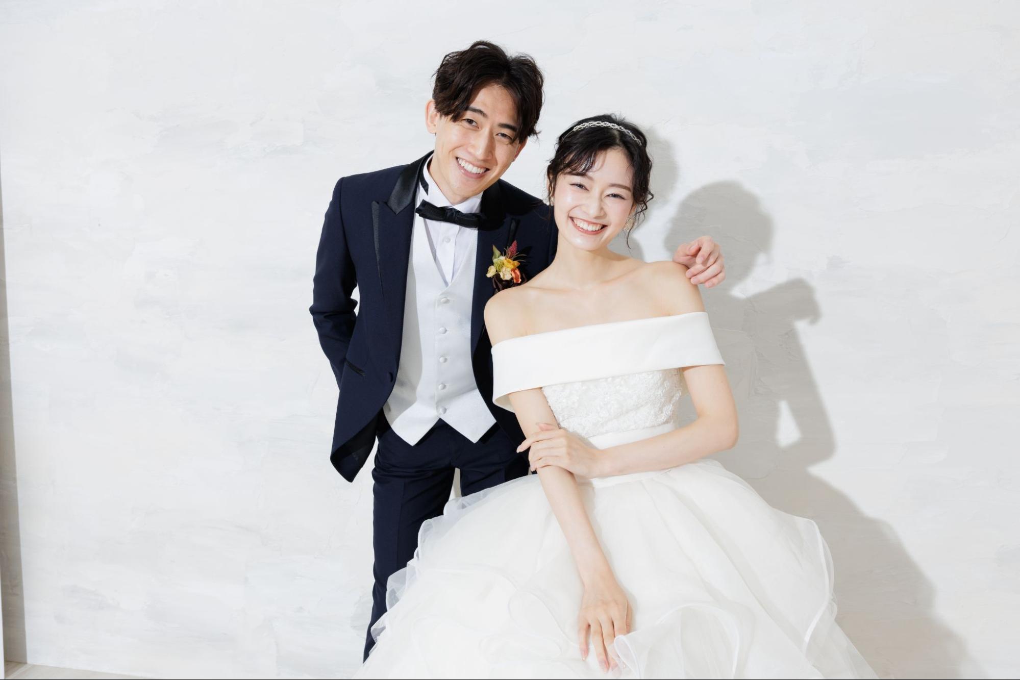 オフショルダーウェディングドレスの選び方！似合う体型・髪型・小物コーデ集